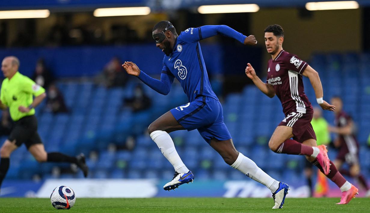 Antonio Rudiger dipercaya kembali sebagai bek tengah Chelsea saat ditukangi Thomas Tuchel. Ditempatkan di sisi tengah bagian kiri, Rudiger mampu tampil solid dengan kemampuan tekel dan duel udaranya. Selain itu, ia juga memiliki kemampuan lari yang cepat. (AFP/Glyn Kirk)