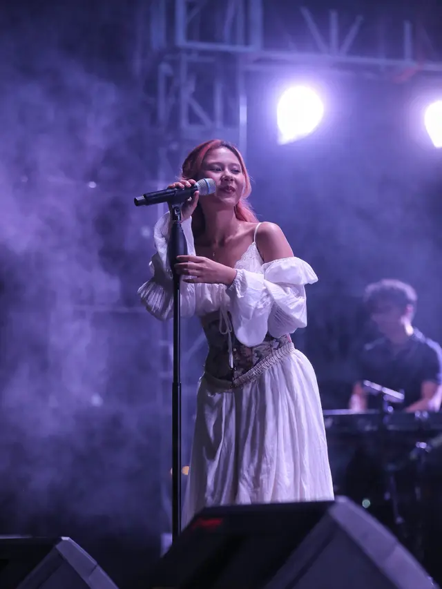 Nadin Amizah di panggung KapanLagi Buka Bareng BRI Festival 2024. [Foto: Adrian Putra/Fimela]