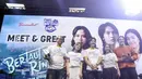 Pemain film Bertaut Rindu, Adhisty Zara (kedua kanan) dan Ari Irham (tengah) usai meet & greet pada gelaran KapanLagi Pensi Bareng Fanta 2025 di Gelanggang Olahraga (GOR) atau Gelanggang Mahasiswa Soemantri Brodjonegoro, Jakarta, Sabtu (28/6/2025). (Liputan6.com/Herman Zakharia)