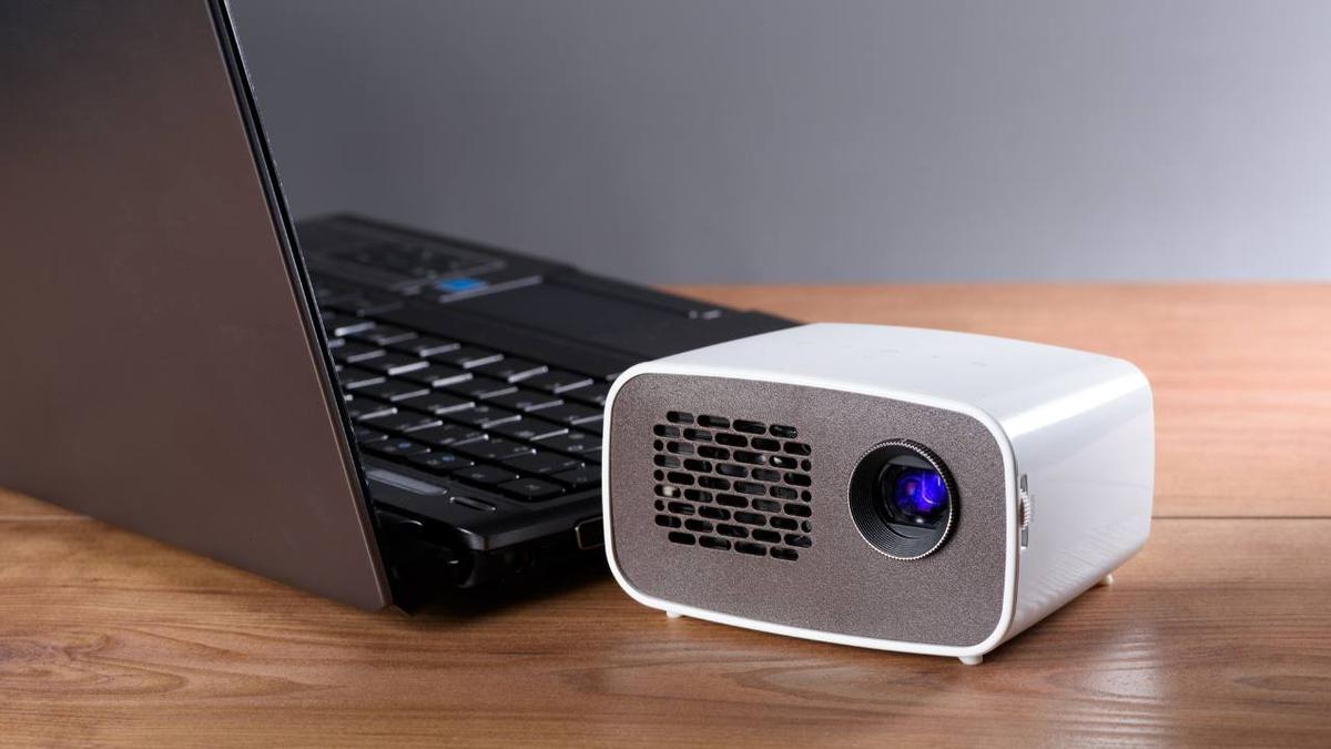 Ngabuburit Makin Seru! Mini Proyektor Ini Bikin Nonton di Rumah Rasa Bioskop