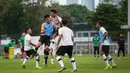 <p>Pemain Timnas Indonesia U-22 melakukan pemusatan latihan untuk SEA Games 2023 yang berlangsung di Lapangan A, Kompleks Stadion Utama Gelora Bung Karno (SUGBK), Kamis (02/03/2023). Pemusatan latihan ini akan berlangsung dari tanggal 1-16 Maret 2023. (Bola.com/Bagaskara Lazuardi)</p>