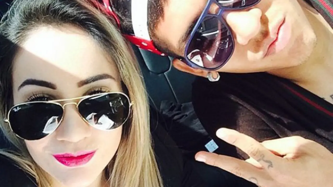 Pemain Liverpool, Roberto Firmino bersama istrinya, Larissa Pereira (Caught Offside)