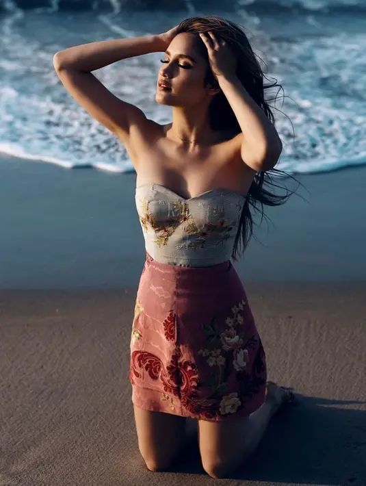 Cinta Laura memang sangat akrab dengan pantai. Bahkan aktris sekaligus model itu pun cukup sering menjalani pemotretan dengan latar pantai. Seperti kali ini, ia tampak memesona dalam pemotretan di pinggir pantai.(Liputan6.com/IG/@claurakiehl)