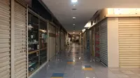 Tampak salah satu mal di Jakarta sepi pengunjung dan ditinggalkan sejumlah penyewa. (Ika Defianti/Liputan6.com)