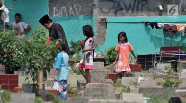 Sejumlah anak mengikuti peziarah saat menawarkan jasa membersihkan makam atau 'Ngoret' di TPU Cipinang Baru, Jakarta, Minggu (5/5). Tradisi ziarah makam atau nyekar membawa berkah rezeki bagi anak-anak yang menawarkan jasa Ngoret. (merdeka.com/Iqbal S. Nugroho)