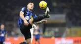 Pemain Inter Milan, Lautaro Martinez, mengontrol bola saat melawan Genoa pada laga Liga Italia di Stadion Giuseppe Meazza, Selasa (5/3/2024). Inter menang dengan skor 2-1. (AP Photo/Luca Bruno)