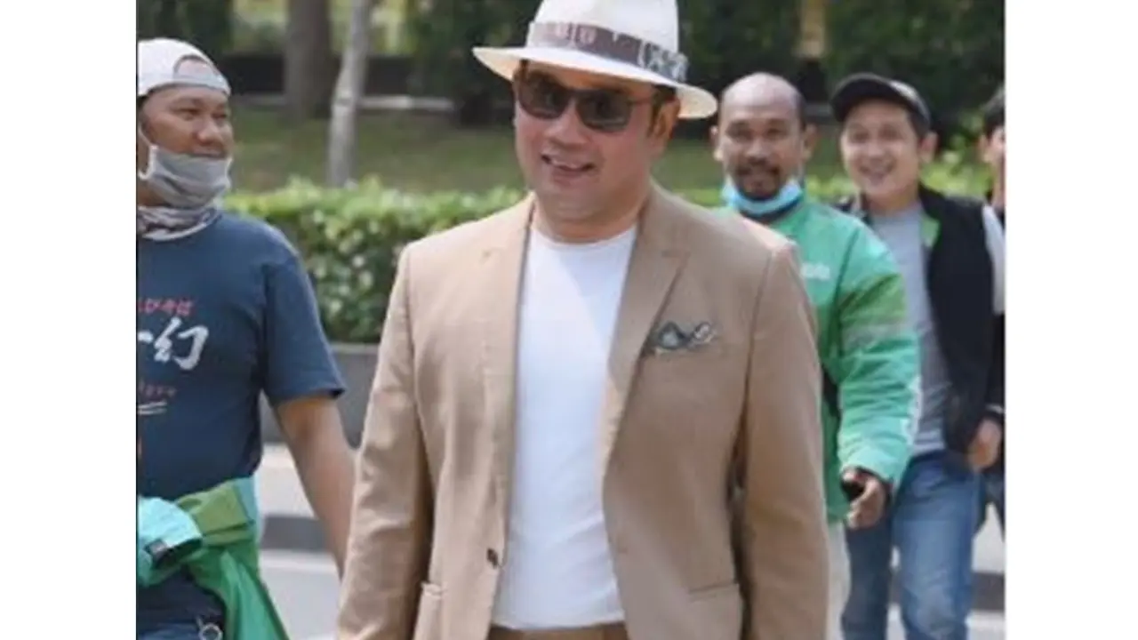 6 Potret Ridwan Kamil Ikut Catwalk di Citayam Fashion Week, Dikawal Para Ojol