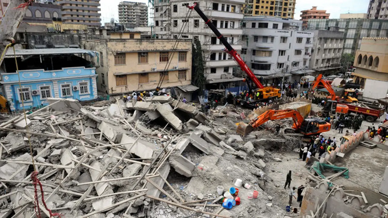 Di Tanzania, sebuah bangunan runtuh pada 29 Maret 2013 di Dar es Salaam, kota terbesar di negara itu. (AP/Khalfan Said)
