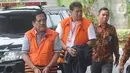 Ketua Komisi III DPRD Provinsi Jambi dari Fraksi Partai Demokrat Zainal Abidin (kiri) dan Direktur Pemasaran PTPN III (Persero) sekaligus merangkap Komisaris Utama PT KPBN, I Kadek Kertha Laksana (kanan) tiba di Gedung KPK, Jakarta, Senin (28/10/2019). (merdeka.com/Dwi Narwoko)