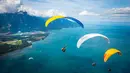 Pemandangan Danau Jenewa yang dihiasi warna-warni dari paraglider yang melakukan penerbangan di Villeneuve, Swiss (20/8). Olahraga paragliding lepas landas dari sebuah lereng bukit atau gunung dengan memanfaatkan angin. (Valentin Flauraud Keystone via AP)