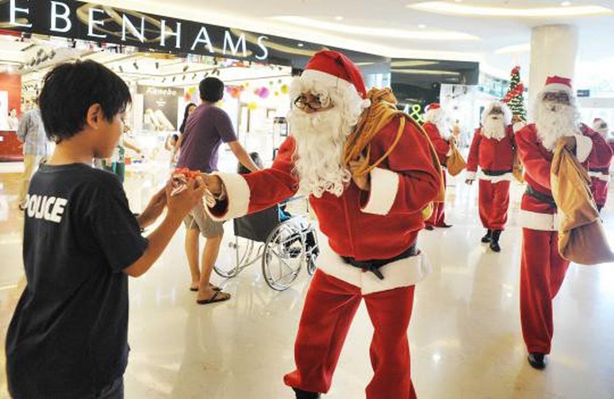 Santa Claus bagi-bagi hadiah di Lippo Mall Kemang
