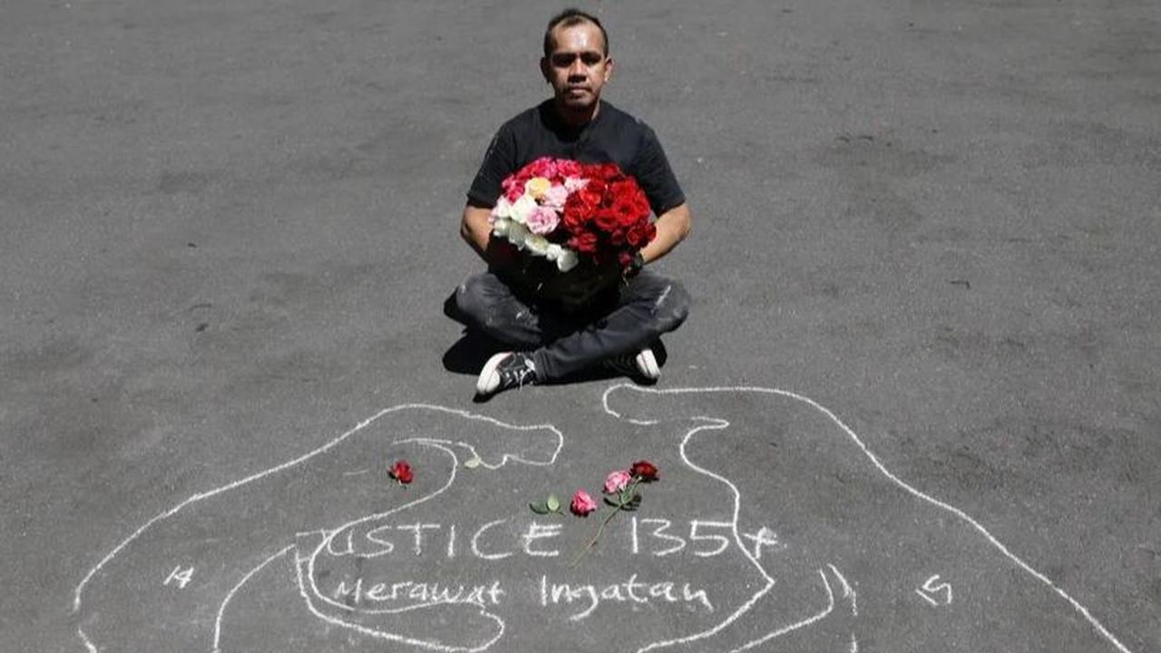 Seniman dari Malang Performance Art Community, Muhmin Ahmad, berdiri tegak di bawah terik matahari. Kedua tangannya menjunjung seikat bunga mawar. Ia berada di depan  Balai Kota Malang pada Kamis (10/8/2023).