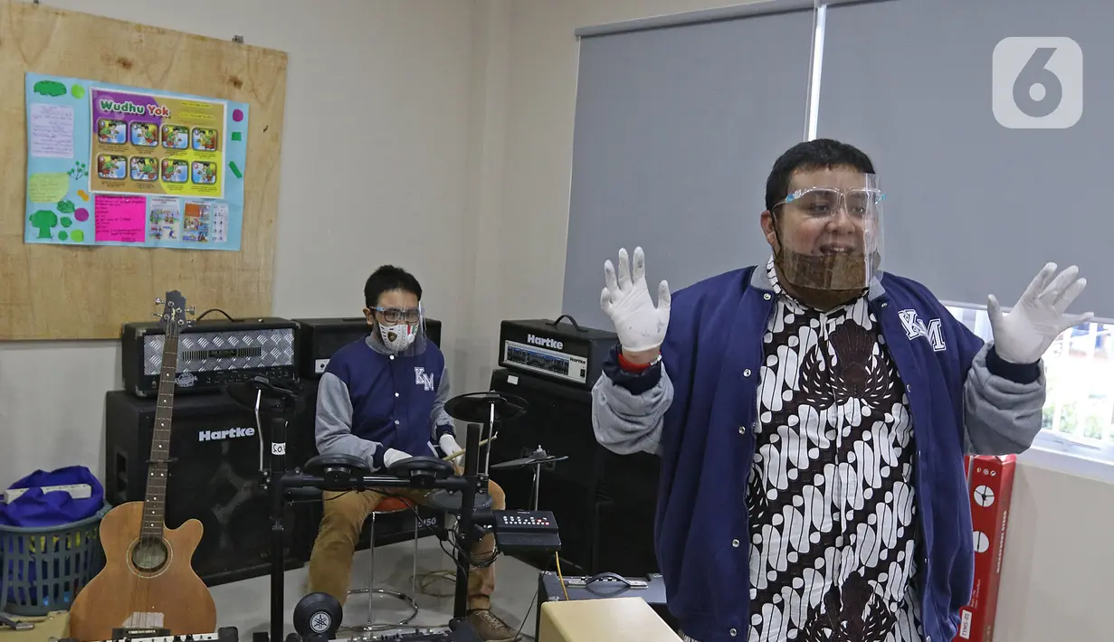 Mahasiswa inklusif atau berkebutuhan khusus sedang bermain drum dan bernyanyi di lembaga pendidikan dan keterampilan "Kampusnya Manusia" kawasan Jatisampurna, Bekasi, Jawa Barat, Kamis (13/8/2020).  Terapi yang diberikan diantaranya terapi membatik dan bermain musik. (Liputan6.com/Herman Zakharia)