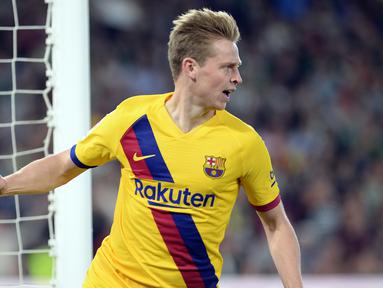Frenkie de Jong adalah salah satu pemain muda berbakat yang membuat Barcelona memboyongnya dari Ajax Amsterdam pada 1 Juli 2019. (AFP/Cristina Quicler)