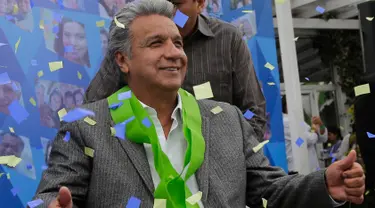 Lenin Moreno merayakan kemenangannya dalam pemilihan presiden Ekuador, di posko pemenangan Moreno di Quito, Ekuador, Selasa (4/4). Data otoritas pemilu setempat menunjukkan Moreno meraih suara sekira 51 persen. (AP Photo / Dolores Ochoa)