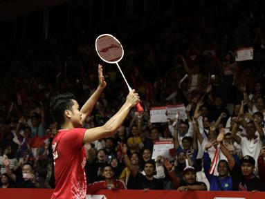 Tunggal putra Indonesia, Anthony Sinisuka Ginting, usai menang melawan wakil Denmark, Viktor Axelsen, pada laga Indonesia Masters 2020 di Istora Senayan, Jakarta, Sabtu (18/1). Anthony Ginting menang dengan skor 22-20 dan 21-11. (Bola.com/Yoppy Renato)