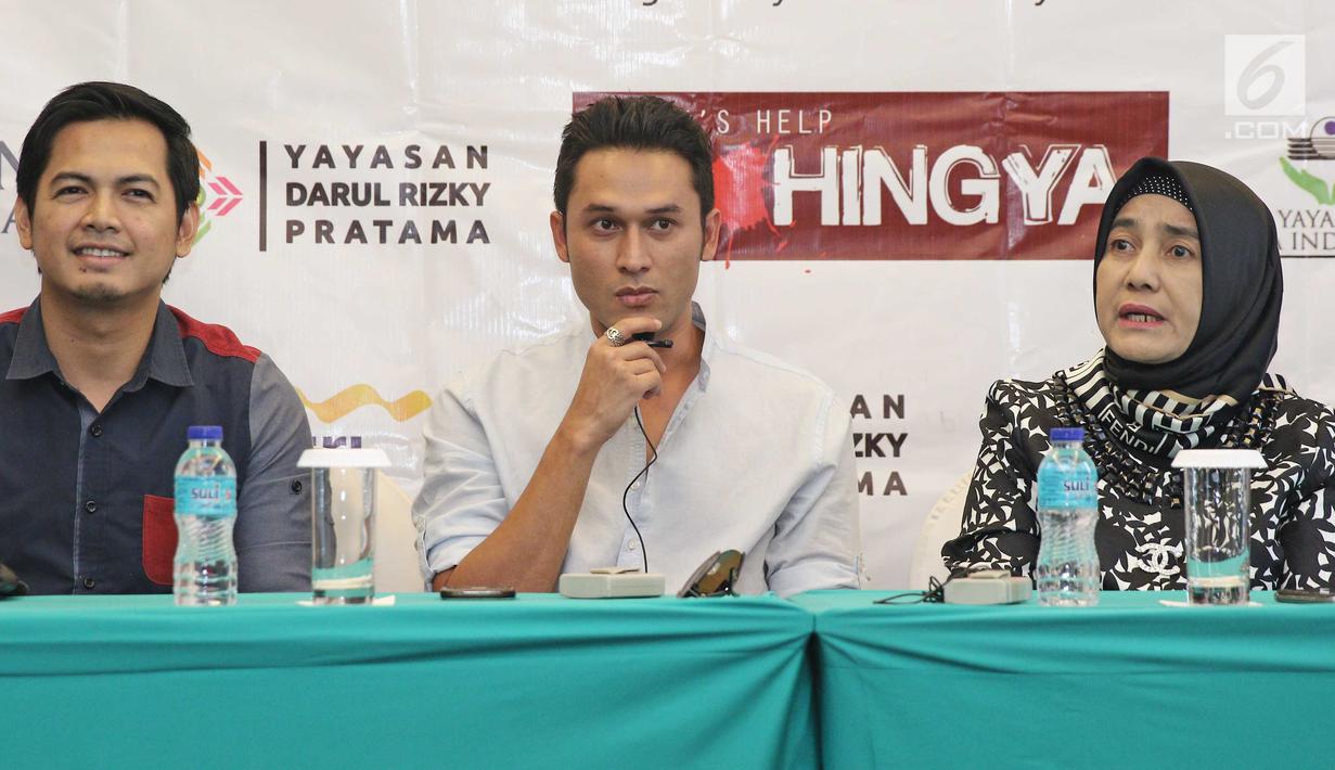 Aktor Indra Bruggman (tengah) memberi keterangan saat penggalangan dana untuk Rohingya di kawasan Dharmawangsa, Jakarta, Senin (18/09). (Liputan6.com/Herman Zakharia)