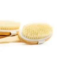 Mulai sekarang, sebelum mandi, gosok kulitmu menggunakan sikat khusus. 