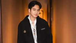 Sandy dikenal dengan gaya aktingnya yang natural dan ekspresif. Kemampuannya dalam membawakan karakter yang ia perankan membuatnya cepat mendapatkan tempat di hati penonton. Delapan tahun berkarier, jebolan SCTV Mencari Bintang tahun 2018 ini sudah membintangi ragam judul sinetron. Tahun 2020 Sandy debut main web series dan pada tahun 2022 Sandy Pradana kepakkan sayapnya ke layar lebar. (Liputan6.com/IG/@sandypradana88)