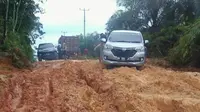 Kondisi salah satu jalan di Riau yang hancur lebur dan sulit dilalui. (Liputan6.com/M Syukur)