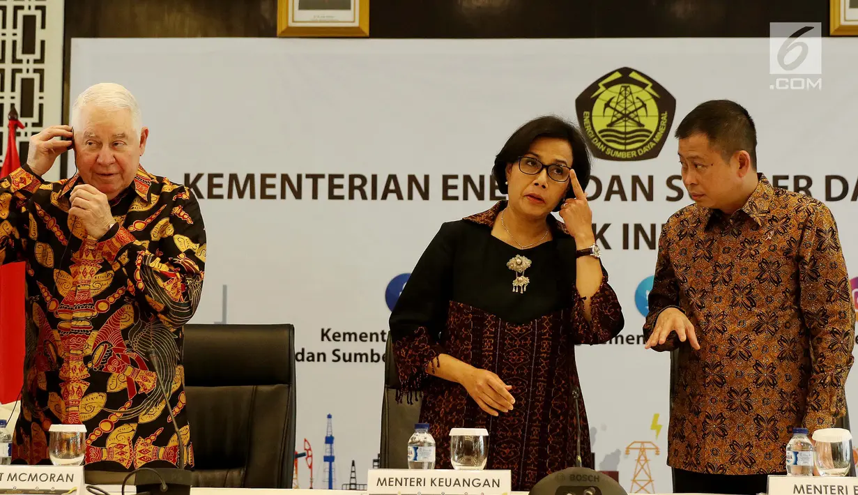 CEO Freeport McMoran Richard Adkerson (kiri), Menkeu Sri Mulyani (tengah) dan Menteri ESDM Ignasius Jonan (kanan) jelang jumpa pers hasil perundingan pemerintah dengan Freeport Indonesia di Jakarta, Selasa (29/8). (Liputan6.com/Angga Yuniar)