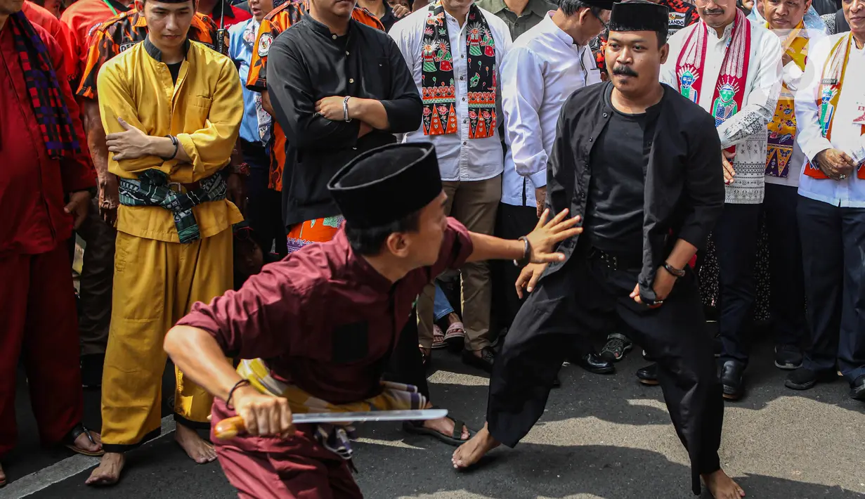 Tradisi masyarakat Betawi, palang pintu menjadi pembuka acara tahunan Lebaran Tenabang 2024 di Tanah Abang, Jakarta, Sabtu (11/5/2024). (Liputan6.com/Angga Yuniar)