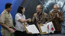 Gubernur DKI Jakarta Anies Baswedan dan Dubes Jepang untuk Indonesia, Masafumi Ishii  usai menyaksikan penandatanganan MoU paket kontrak PT MRT Jakarta (Perseroda) dan Shimizu-Adhi Karya JV (SAJV) untuk Fase 2 CP 201 di MRT Stasiun Bundaran HI, Jakarta, Senin (17/2/2020).(Liputan6.com/Faizal Fanani)