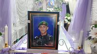 Prada Lucky Namo (23), prajurit TNI di NTT akhirnya meninggal dunia setelah dirawat secara intensif selama empat hari di rumah sakit usai diduga mendapat penganiayaan berat dari seniornya. (Liputan6.com/ Ola Keda)