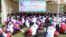 Suasana pada sanggar Jurnalistik yang penuh dengan peserta Raimuna Nasional XI di Bumi Perkemahan Cibubur, Selasa (15/8/2017). Kegiatan ini sebagai bentuk dari pembelajaran jurnalistik olahraga. (Bola.com/Nicklas Hanoatubun)