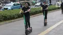 Pengguna otoped listrik Grabwheels melintas di trotoar Jalan Jenderal Sudirman, Jakarta, Kamis (14/11/2019). Pemprov DKI Jakarta melarang penggunaan otoped listrik di trotoar, Jembatan Penyeberangan Orang (JPO) serta pada pelaksanaan Hari Bebas Kendaraan. (Liputan6.com/Helmi Fithriansyah)