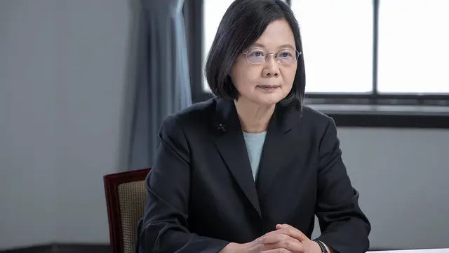 Presiden Taiwan Tsai Ing-wen memakai masker di kantor kepresidenan di Taipei.