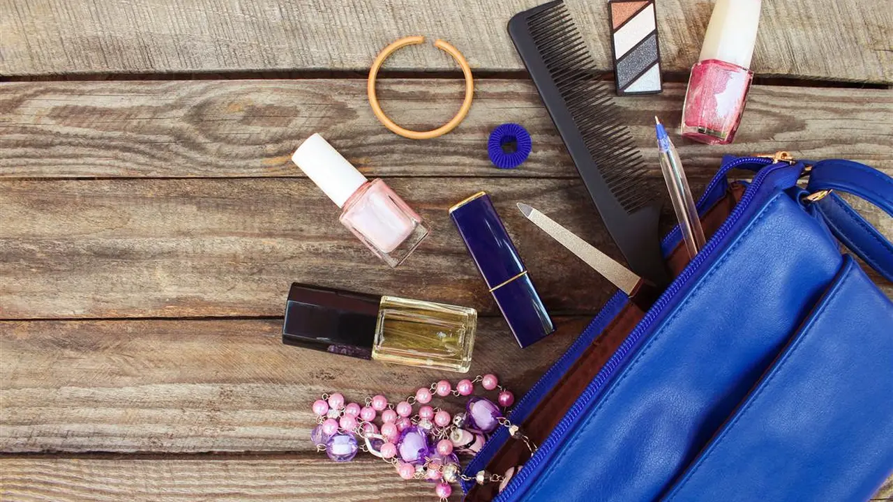 5 Barang yang Selalu Ada di Dalam Tas Wanita Sukses