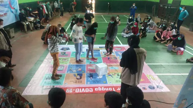 Satgas relawan memberikan pendampingan psikososial