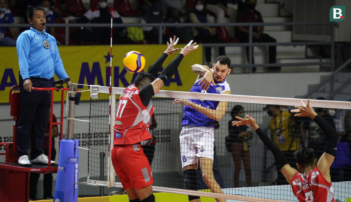 Pemain Bogor LavAni, Leandro Martins Da Silva (kanan) melepaskan spike saat menghadapi Surabaya Bhayangkara Samator dalam laga Grand Final PLN Mobile Proliga 2022 di Padepokan Voli Jenderal Polisi Kunarto, Sentul, Minggu (27/03/2022). (Bola.com/Bagaskara Lazuardi)