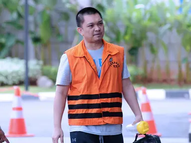 Anggota Komisi XI DPR RI FPG Aditya Anugrah Moha berjalan memasuki Gedung KPK, Jakarta, Selasa (10/10). Aditya menjalani pemeriksaan perdana, pasca ditahan KPK sebagai tersangka kasus dugaan suap kepada Ketua PT Manado. (Liputan6.com/Helmi Fithriansyah)