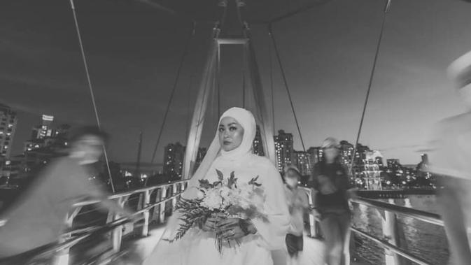 Shasha, sang calon mempelai wanita menjalani sesi pemotretan solo usai diputuskan kekasih tiga minggu sebelum hari pernikahan. (dok. Facebook sg.lightview)