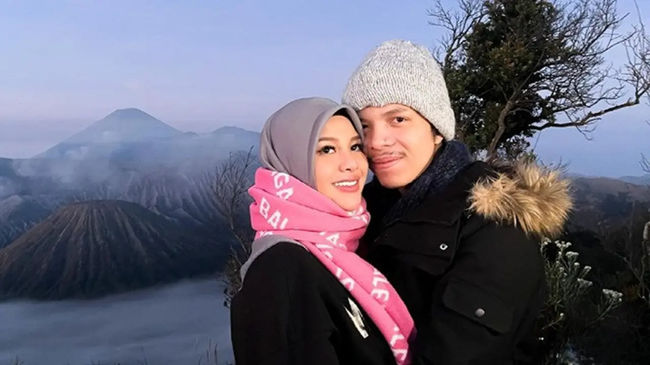 7 Potret Aurel Hermansyah dan Atta Halilintar Berlibur ke Gunung Bromo, Mesra Banget