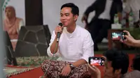 Gibran Rakabuming Raka memakai sarung saat menjadi pembicara Talkshow Ngaji Eknomi Kreatif di Pondok Pesantren Al Muayad Solo.(Liputan6.com/Fajar Abrori)