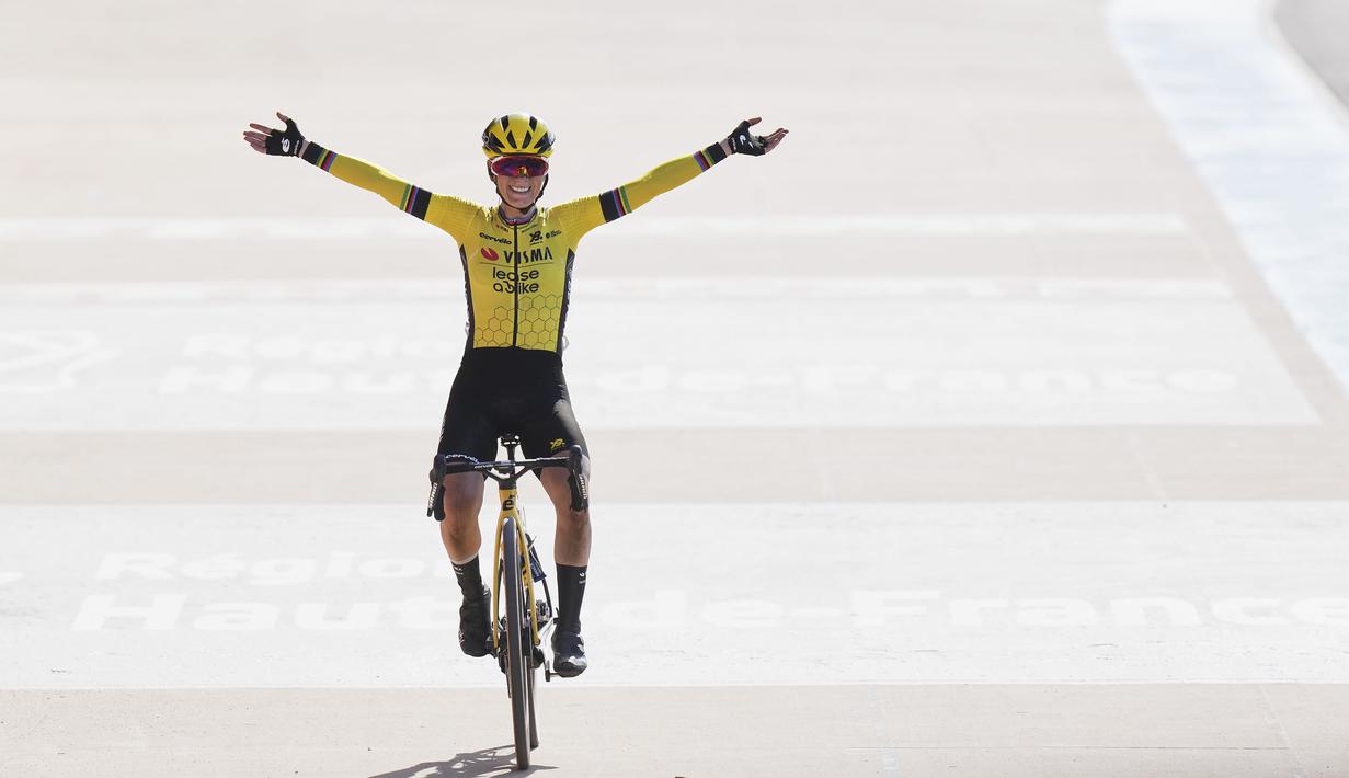 Pembalap Team Visma-Lease, Pauline Ferrand-Prevot melakukan selebrasi saat memenangkan Paris Roubaix Femmes 2025 pada Sabtu (12/04/2025) waktu setempat. Perlombaan tersebut menempuh 148,5 km dari Denain hingga Roubaix, Prancis. (AP Photo/Thibault Camus)