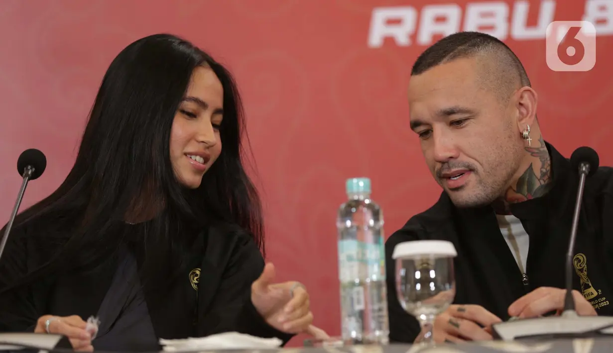 Sabreena Dressler (kiri) bersama Radja Nainggolan. (Liputan6.com/Helmi Fithriansyah)