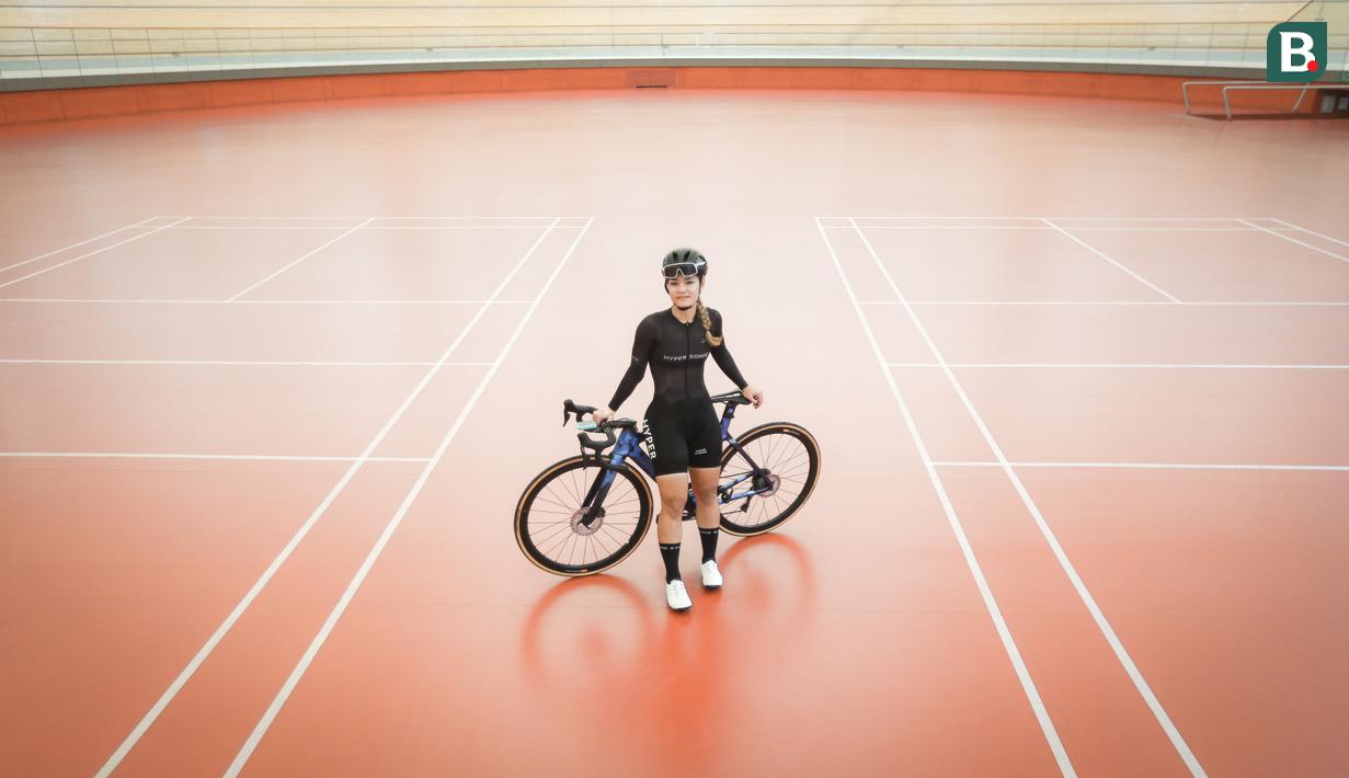 Pebalap sepeda putri Indonesia, Ayustina Delia Priatna berpose di depan fotografer setelah berlatih untuk ajang UCI Track Nations Cup 2023 di Jakarta International Velodrome, Rawamangun, Jakarta, Kamis (16/02/2023). (Bola.com/Bagaskara Lazuardi)