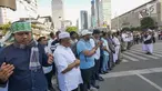Sejumlah massa yang tergabung dalam Gerakan Pribumi Bersatu melakukan doa bersama di depan kantor Bawaslu, Jakarta, Jumat (24/5/2019). Mereka datang untuk mendoakan para demonstran yang meninggal saat aksi 21-22 Mei, pasca hasil penghitungan suara Pemilu 2019. (Liputan6.com/Herman Zakharia)