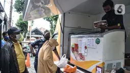 Petugas menunjukkan produk daging yang dijual di kantor Kelurahan Pisangan Baru, Jakarta, Rabu (17/2/2021). Kegiatan ini digelar secara bertahap ke setiap kelurahan di wilayah Jakarta Timur mulai 16 Februari hingga 4 Juni 2021 mendatang. (merdeka.com/Iqbal S. Nugroho)