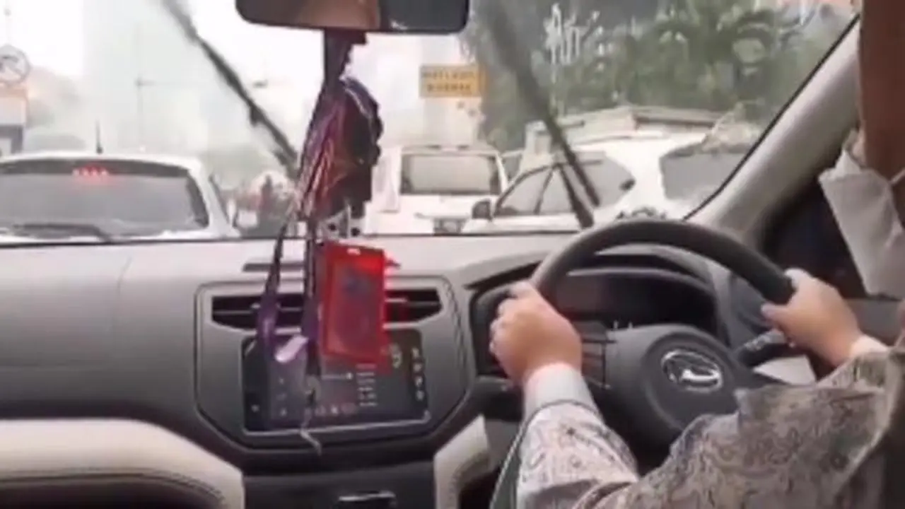Istri Polisi Ini Bantu Suami Cari Nafkah Jadi Driver Taksi Online. Instagram @inipolisiindonesia ©2022 Merdeka.com