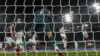 Pemain Liverpool Joel Matip (kedua kanan) menyundul bola dan mencetak gol kedua timnya saat melawan West Ham United pada pertandingan sepak bola Liga Inggris di London Stadium, London, Inggris, Rabu (26/4/2023). (AP Photo/Alastair Grant)