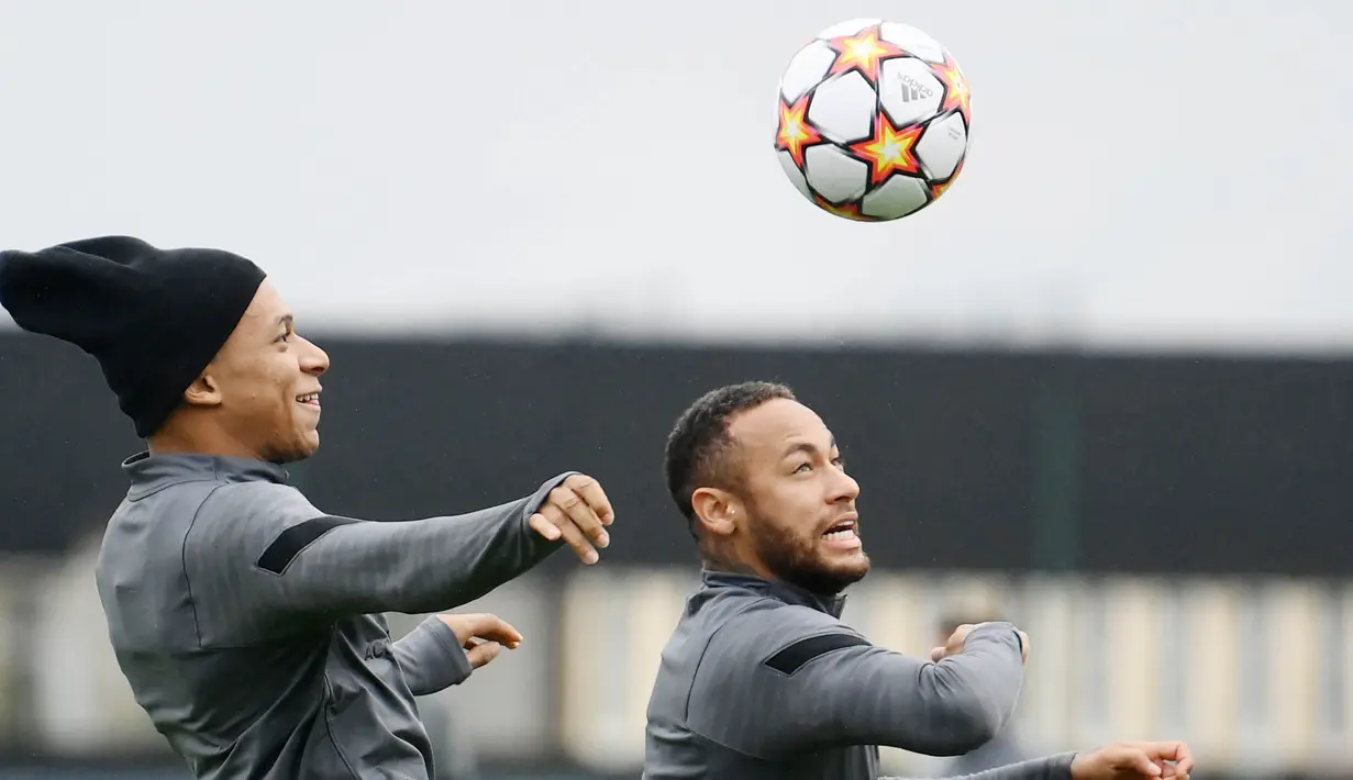 Dua pemain PSG yang sempat berseteru yakni Kylian Mbappe dan Neymar juga sudah tampak berdamai. Mereka terlihat cair dan akrab saat sesi latihan. (AFP/Franck Fife)