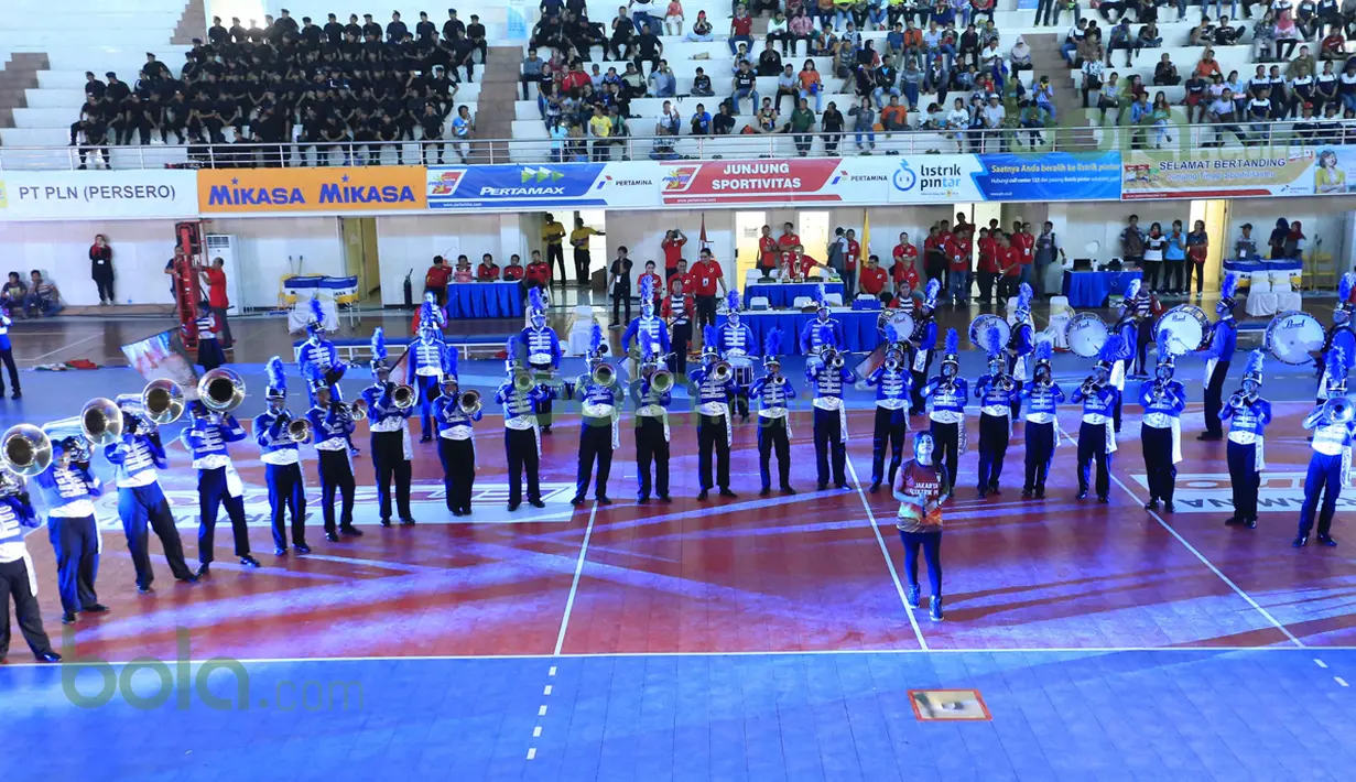 Penyanyi Kikan bernyanyi diiringi marching band pada Pembukaan Proliga 2016 putaran pertama di GOR Ken Arok, Malang, Jumat (19/2/2016). (Bola.com/Nicklas Hanoatubun)