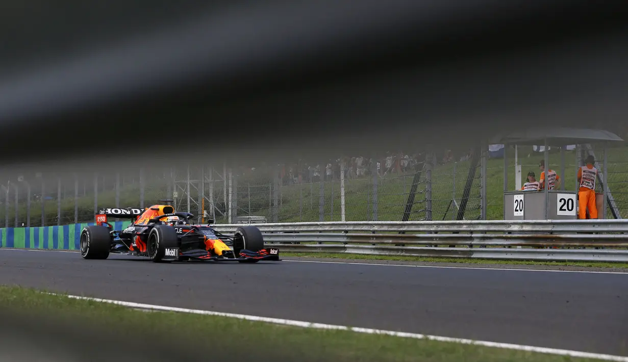 Rival Hamilton, Max Verstappen mengawali start apik dari posisi ketiga namun harus tercecer ke posisi 13 setelah insiden tersebut. Dirinya harus puas finis di urutan ke-10 serta membuatnya harus terdepak turun dari posisi pertama klasemen. (Foto: AFP/Ferenc Isza)