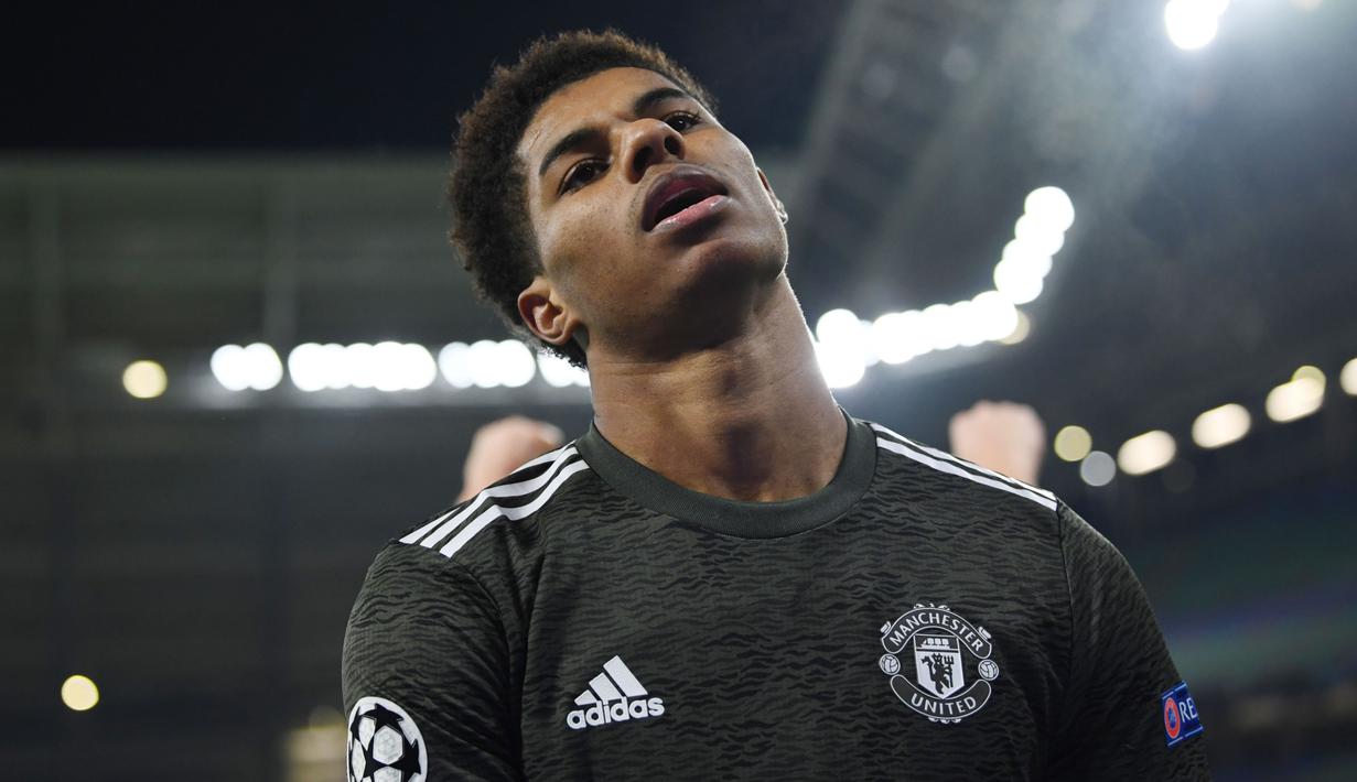 Striker Manchester United, Marcus Rashford, tampak kecewa usai ditaklukkan RB Leipzig pada laga Liga Champions di Red Bull Arena, Rabu (9/12/2020). MU takluk dengan skor 3-2. (ANNEGRET HILSE / POOL / AFP)