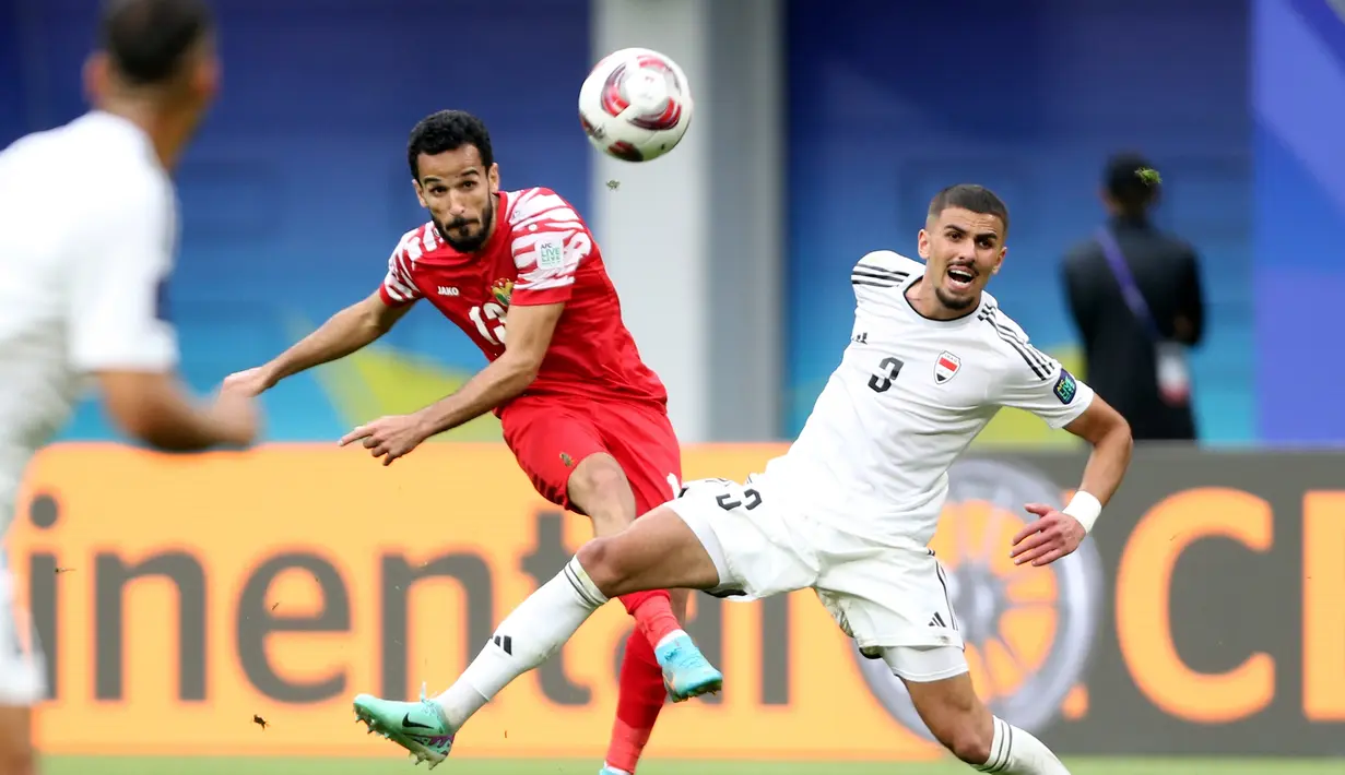 Gol penyeimbang yang ditunggu Yordania datang di injury time. Yazan Al-Arab menyambar masuk bola muntah tepisan Hassan dari jarak dekat. (AP Photo/Hussein Sayed)
